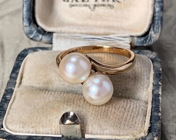 7mm Akoya pearl 9ct gold ring | 1975 English hallmark | Moi et toi bypass ring | Ring size L, 5 1/2 US | 3 grams