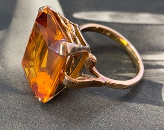 1959 Sapphire ring. 21.33twc gemstone in 9ct yellow gold. Vintage London hallmark. Ring size  O.5 (UK) size 7.25 (US)