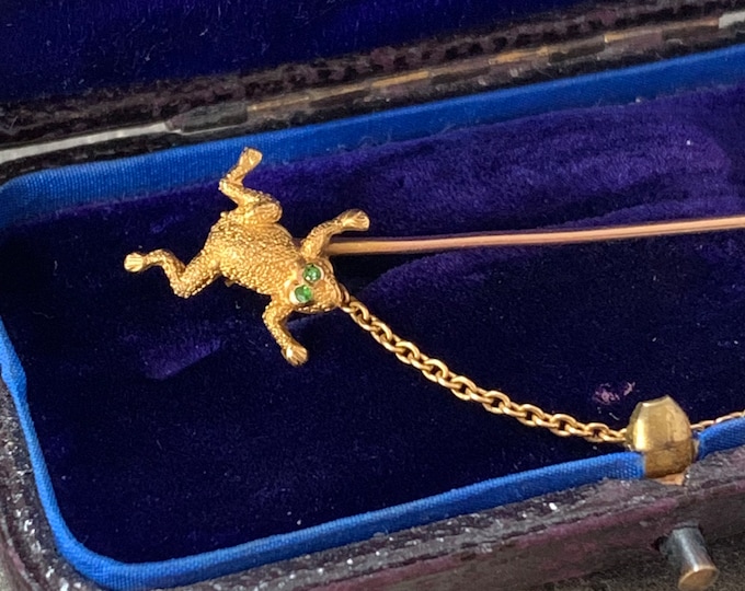 Antique Gold frog brooch pin. Emerald eyes 15ct yellow gold Original leather and velvet antique box. 2 grams