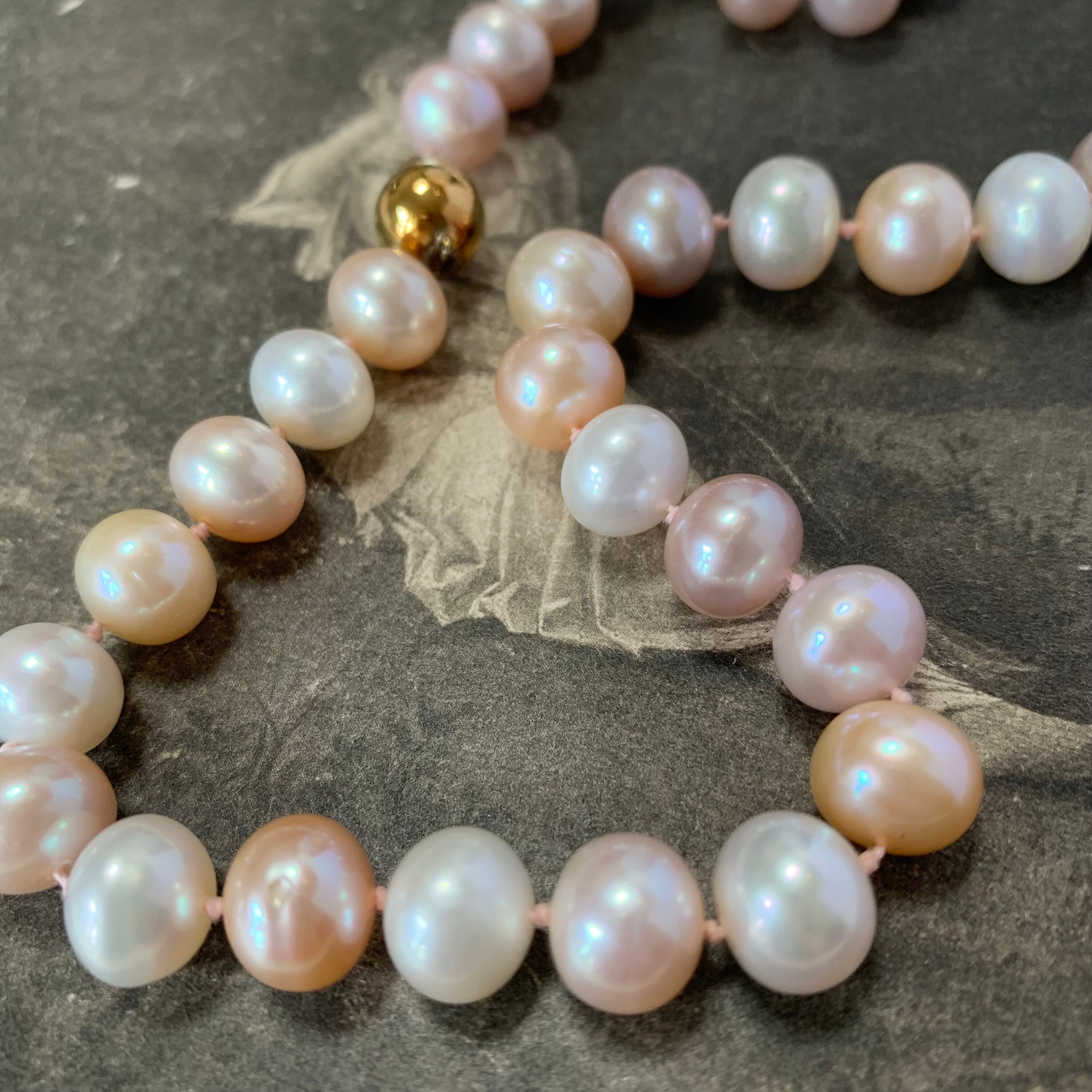 Amazing Pearl Necklace With 10mm Freshwater Multicolor Pearls. These Pinky Peach Gems Are Strung A Beautiful 9Ct Golf Clasp To Finish