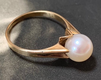 Akoya Pearl Ring. Japanese 8mm cultured pearl set in 14ct yellow gold. ring size P (UK)