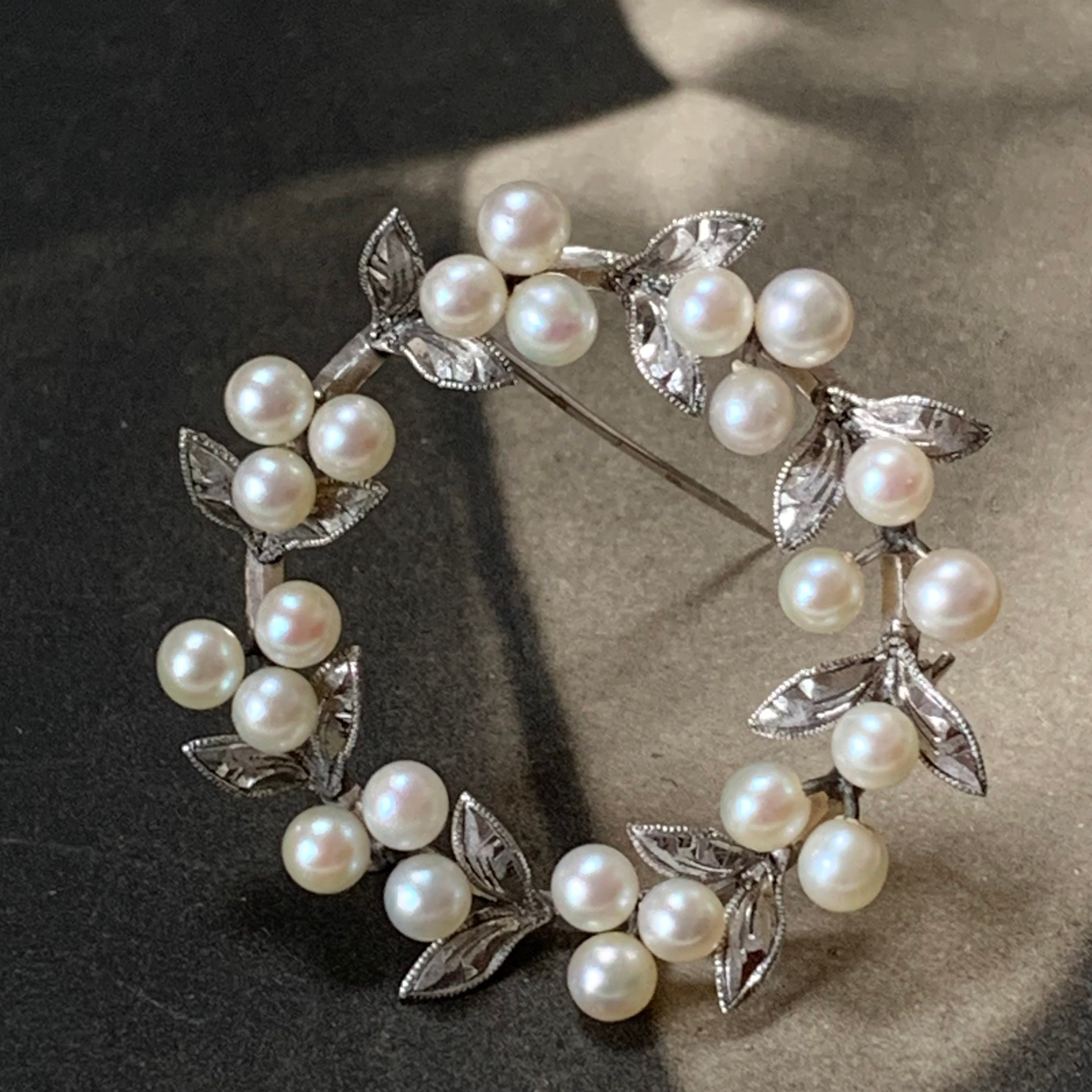 Christmas Wreath Brooch in Sterling Silver With Akoya Pearls. Beautiful Vintage Jewellery Piece