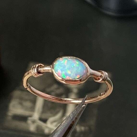 Vintage opal ring in 9ct yellow gold. English hal… - image 2