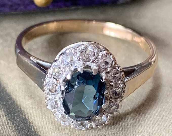 Vintage 9ct gold ring. White quartz and a central paste blue stone. English hallmarks.  ring size N