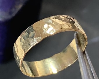 Vintage Hammered 18K Gold Wedding Band: Rustic 5mm Ring