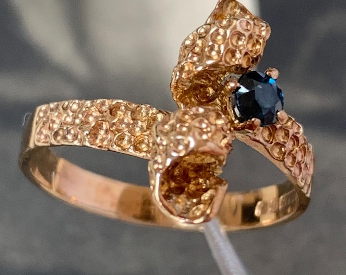 1971 Vintage Sapphire gold ring. 9ct gold Ring size Q.5 size 8 (US) Birmingham Hallmark 3 grams approx.