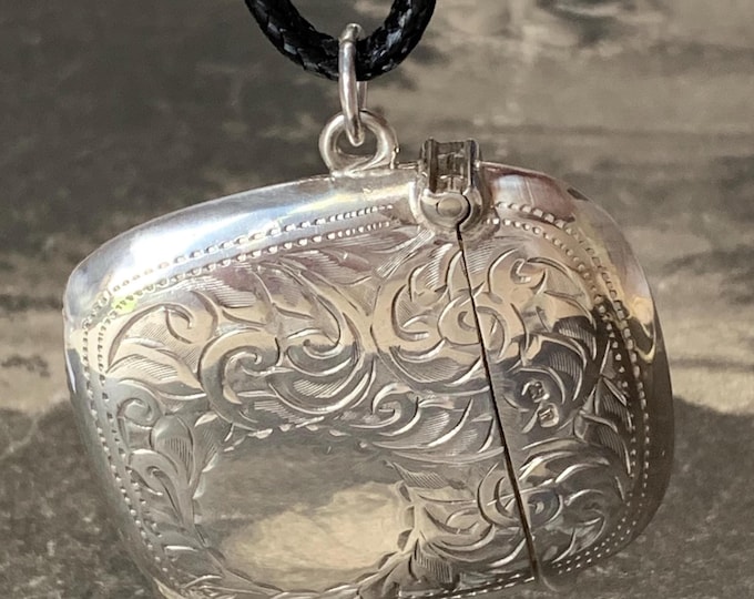 Silver vesta case pendant for chain or strap necklace. 21.6 grams Silver 1921 English Hallmark