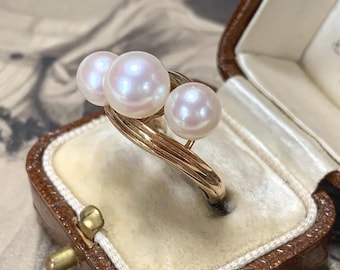 Vintage Mikimoto Cultured Pearl Trilogy Ring – 9ct Gold – 3 AAA Akoya Pearls dates 1967 – UK K