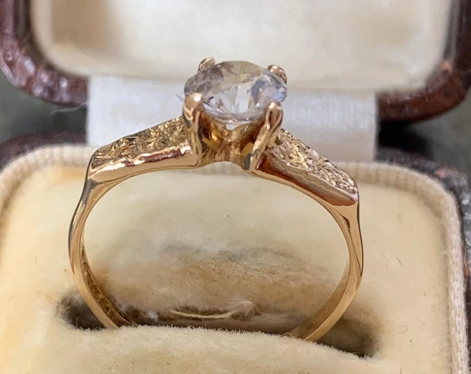 Vintage 9ct gold ring with white topaz gemstone. 1973 Textured gold detail and hallmarks for London. Ring size L size 5.5 (US)