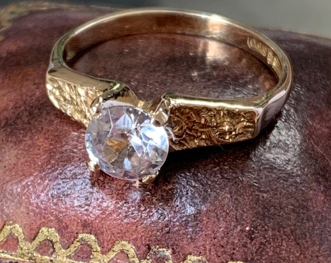 Beautiful Topaz Ring 1973 hallmark 9ct Gold Textured Band. Ring size L (UK)