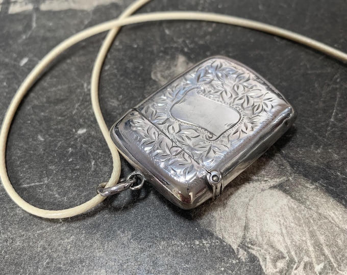 Antique Ivy Silver vesta case. For chain or strap a beautiful Keepsake Locket Pendant with a 1912 Hallmark. 17 grams 925 sterling silver