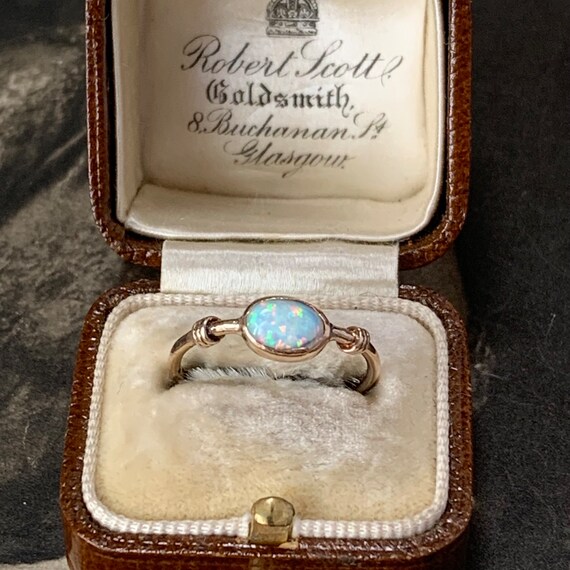 Vintage opal ring in 9ct yellow gold. English hal… - image 1