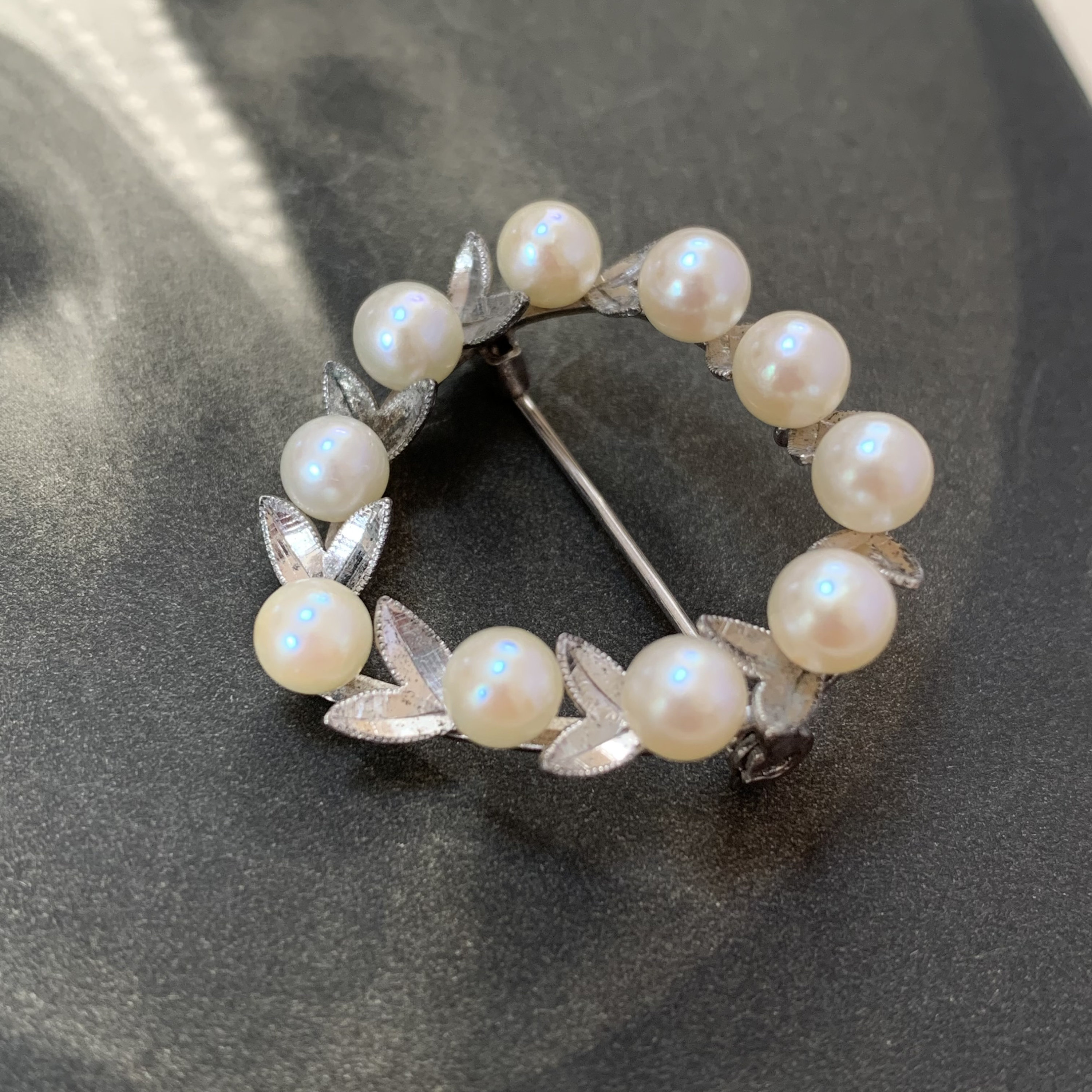 Silver Cultured Pearl Brooch Vintage 925 Pin. Heart Shaped With Twin Leaf Design A Total Of 10 Akoya Pearls