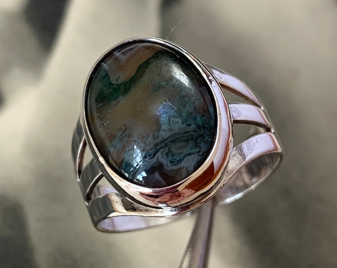 Vintage sterling silver ring. 1980s bezel set green brown agate gemstone. 5.2 grams. Ring size P.5, size 7 3/4 US