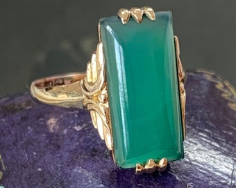Emerald green chrysoprase ring. Art deco era and set in 9ct yellow gold. Ring size O (UK), Size 7 (US)
