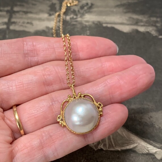 Mabe Pearl Pendant Set in 18ct Gold 