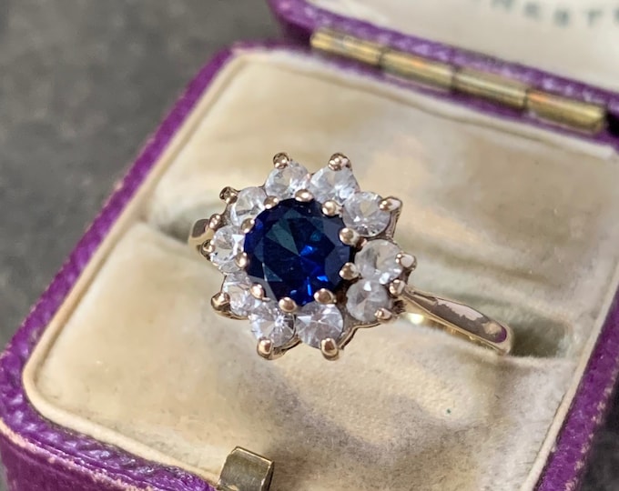 Sapphire gold ring. 1972 vintage hallmark. A daisy ring, engagement ring and wedding ring. Ring size S (UK)