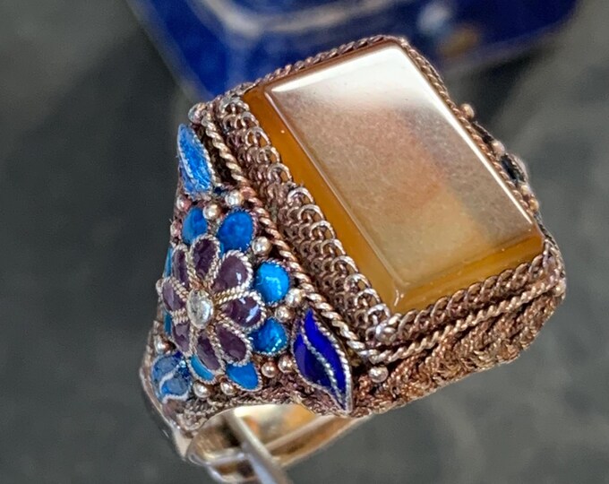 Late Qing Dynasty Chalcedony gold gilt ring. Filigree and cloisonne blue enameled statement solitaire. Ring is a size M UK or a size 6 US