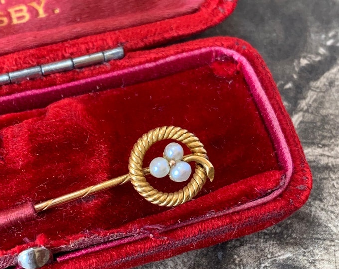 Edwardian 18ct gold brooch stick pin. Made in 18ct yellow gold and set with a pearl trilogy. Beautiful original antique box