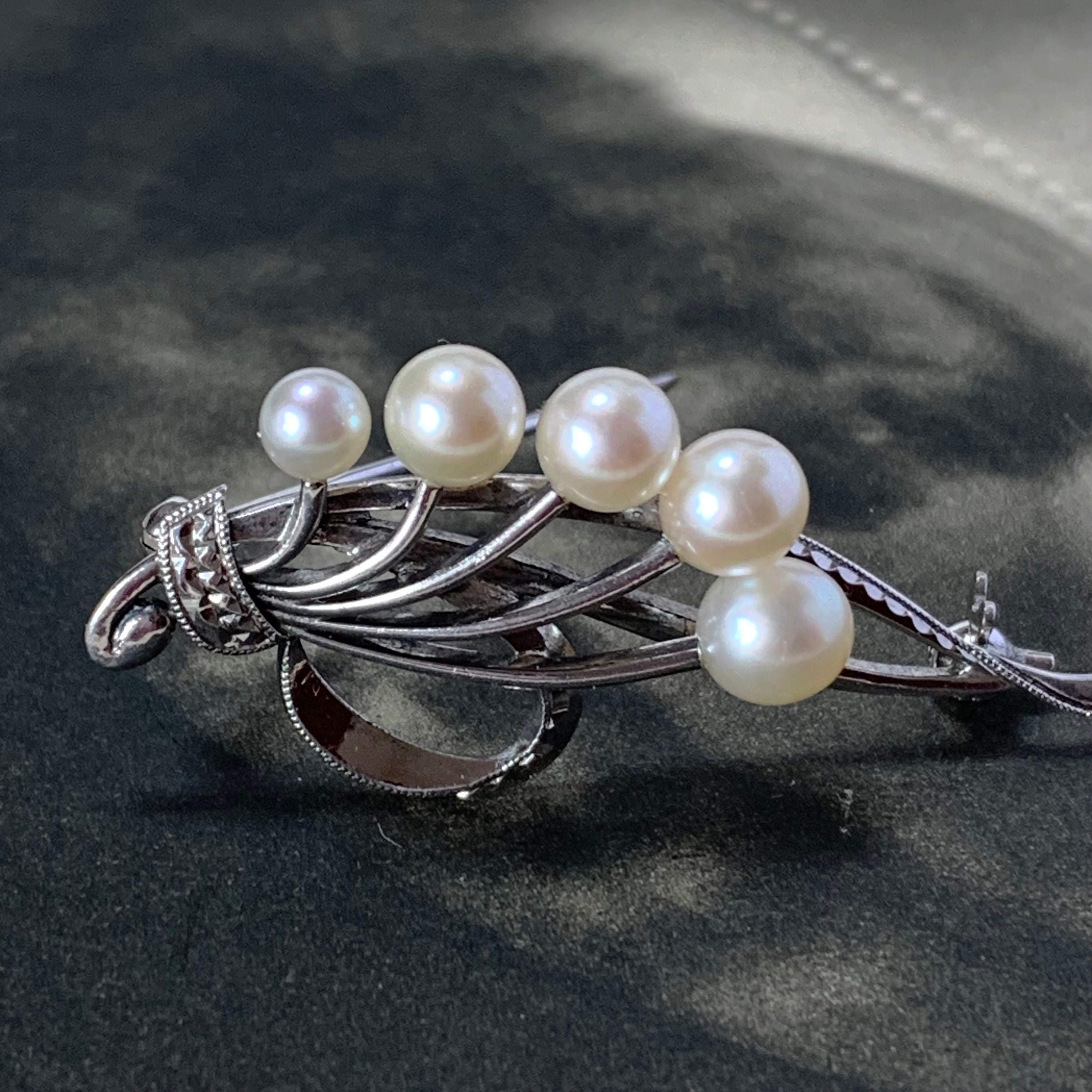 Mikimoto Pearl Brooch. A Vintage Dress Pin Crafted in Silver With 5 Graduating Japanese White Akoya Pearls