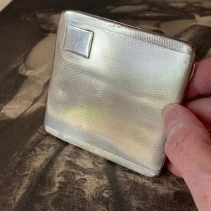 Sterlingzilveren sigarettenkoker uit 1930. 109 gram zilver met volledige Birmingham-keurmerken. Goudverguld gewassen en machinaal gegraveerd