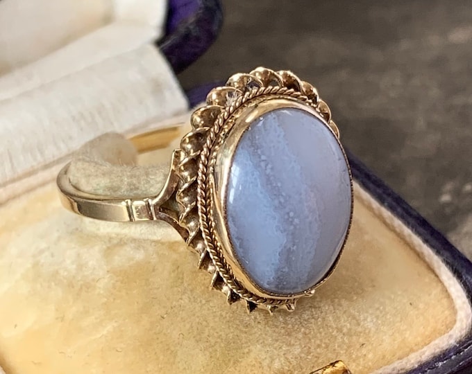 1970s Vintage Gold ring. Lace Agate gemstone with English hallmark. Size P 1/2, size 7 3/4 (US)