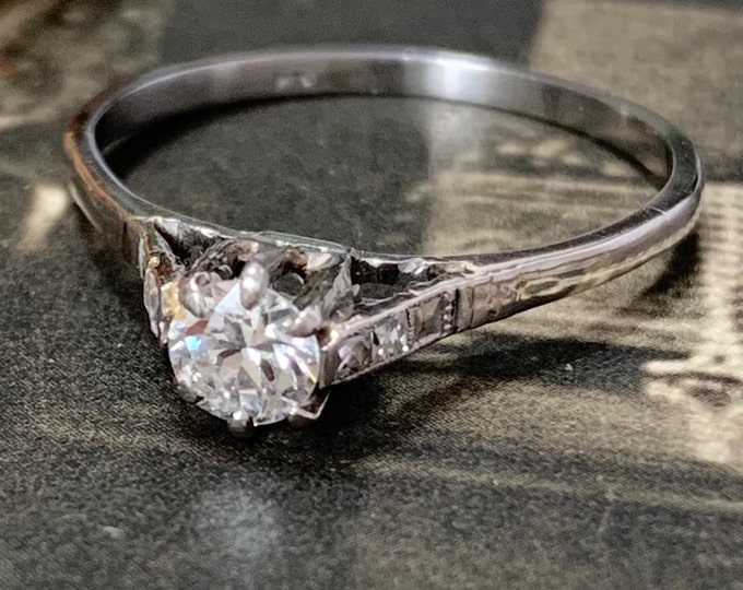 Antique engagement ring or wedding ring. Ring size Q (UK) or size 8 (US). Platinum diamond ring. 0.33 carat diamond