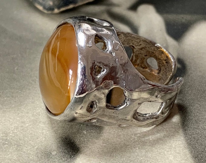 1970s Modernist silver agate ring. Orange banded agate gemstone. Ring size L, size 5.5 (US). 14 grams silver 925