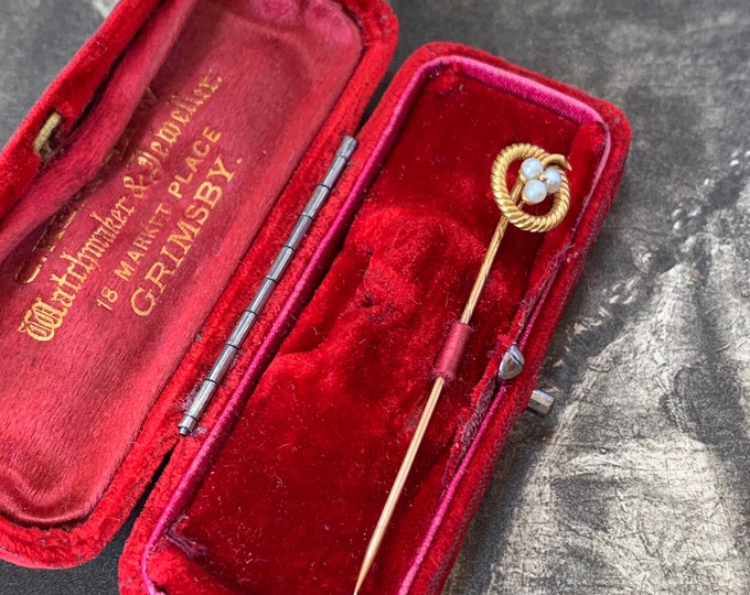 Pearl trilogy 18ct gold brooch. Victorian stick pin in 18ct yellow gold. Beautiful original antique box. 1.7 grams