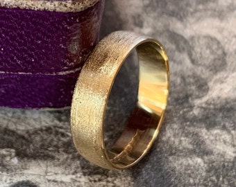 Vintage 18ct yellow gold ring. Made in England in 18ct yellow gold that has a light frosted finish to the band with English hallmarks