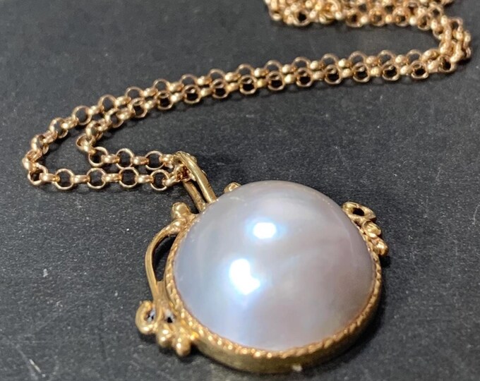 1982 Mabe Pearl Pendant. 18ct Gold Hallmarks. 9ct gold chain 44cm long princess length. 4.7 total grams