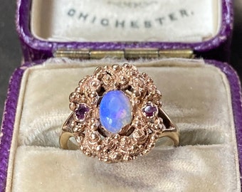 A stunning opal ring in 12ct yellow gold and two very dark single faceted rubies