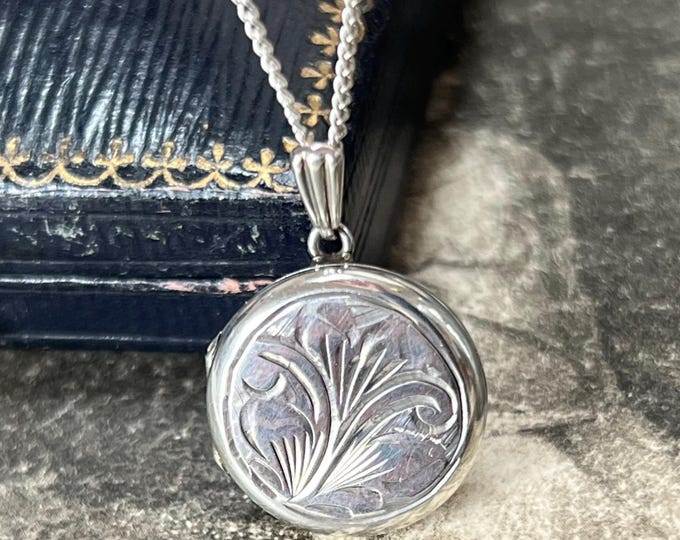 Vintage Sterling Silver Round Locket, Photo Locket 18 Inch Silver Chain