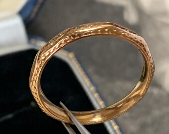 Unique 22ct yellow Gold ring 2.8mm wide. Engraved Panel Ring with English Hallmark 3.4 grams