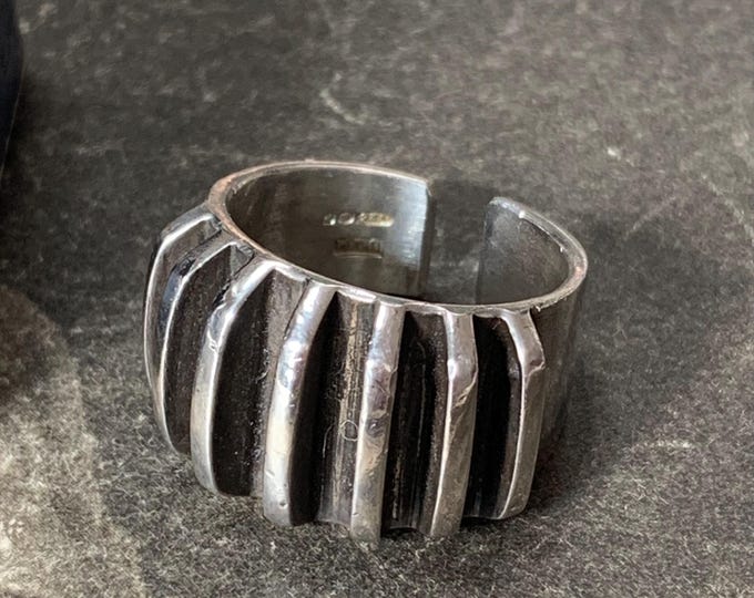Anna Greta Eker silver ring. 1989 Birmingham hallmark. Weight 11 grams. Size K, size 5 1/8 (US). Sterling silver