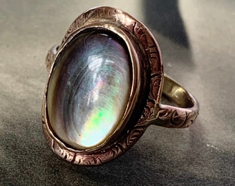 Engraved bezel set Victorian yellow Gold Ring with beautiful mother of pearl cabochon