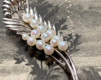 Vintage pearl silver brooch 13 akoya pearls 3.5mm-5.5mm set in a sterling silver feather design 12.2 grams