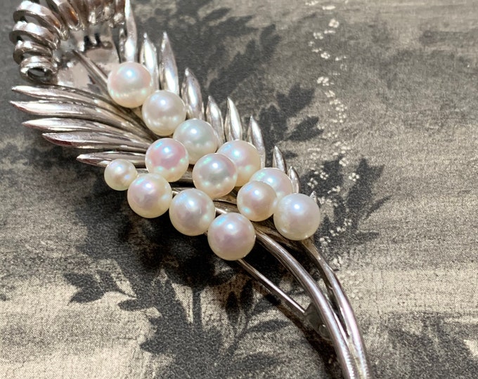 Vintage pearl silver brooch 13 akoya pearls 3.5mm-5.5mm set in a sterling silver feather design 12.2 grams