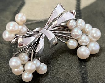 Tasaki Akoya Cultured Pearl Brooch - Silver Bow Pin - Vintage Tasaki Pearls - Anniversary Gift - Wedding Jewellery - Ocean Pearls