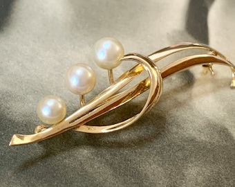 Gold Mikimoto pearl brooch. 14ct gold with 6mm Akoya pearls. Beautiful organic wave design. 4.8 grams Makers stamps