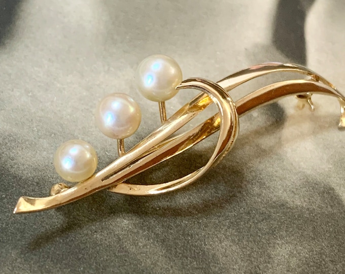 Vintage Mikimoto pearl brooch. 14ct gold with 6mm Akoya pearls. Beautiful organic wave design. Makers stamps