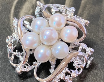 6mm pearl silver brooch. 7 white cultured pearls, vintage circa 1980s. Lovely quality pearls in an ornate flower design