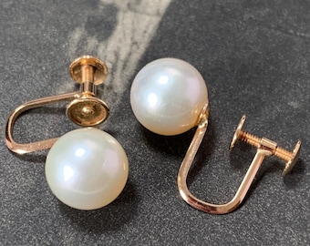 Vintage 18ct yellow gold pearl screw back earrings. Beautiful quality mid century Kakuta 8mm Akoya pearl gold Earrings 2,5 grams