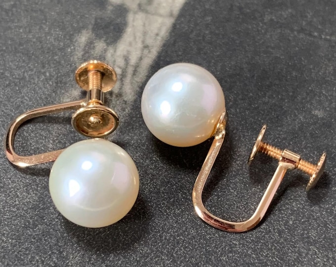 Vintage 18ct yellow gold pearl screw back earrings. Beautiful quality mid century Kakuta 8mm Akoya pearl gold Earrings 2,5 grams