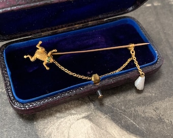 Gold and emerald frog brooch stick pin. 15ct yellow gold set with emerald gemstone eyes. Original leather and velvet antique box