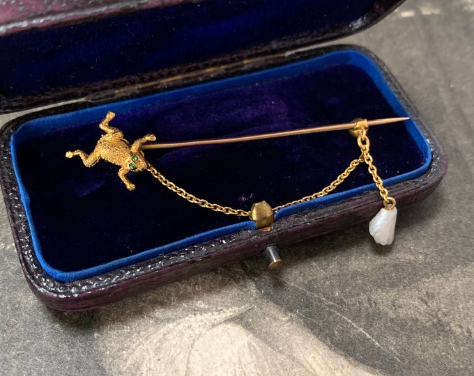 Gold and emerald frog brooch stick pin. 15ct yellow gold set with emerald gemstone eyes. Original leather and velvet antique box