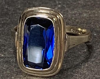1962 Sapphire Ring 4ct Gemstone 9ct gold Hallmark. Ring size O, size 7 (US).  3.6 grams stunning radiant cut bezel set gemstone