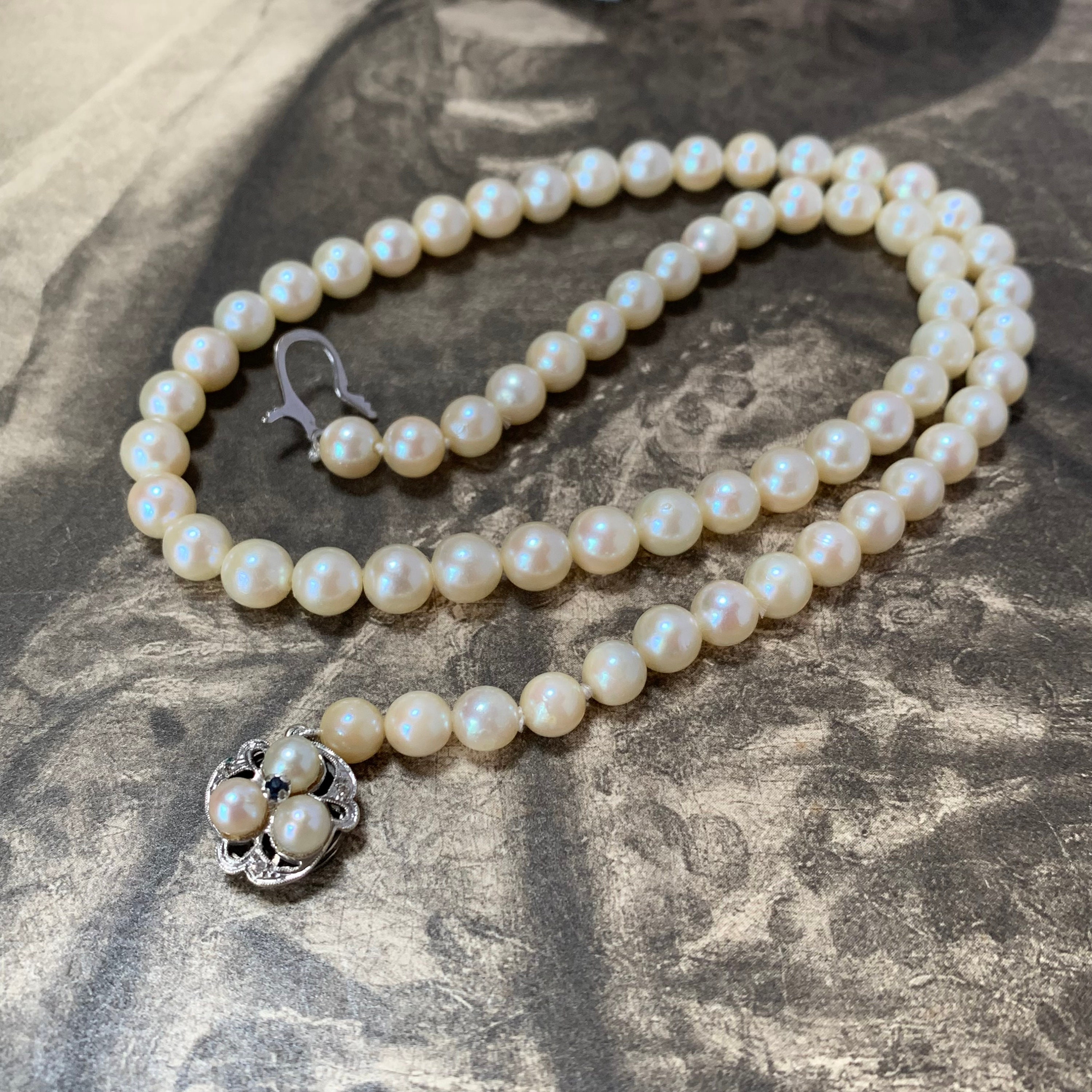 Amazing Pearl Necklace With A Gold Diamond & Sapphire Clasp. A Wonderful Formal Or Casual Wear String Of Pearls Full Hallmarks