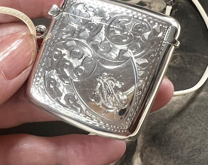 Edwardian Silver Vesta Pendant Locket – 1901 Birmingham, 25.2g - Forget-me-not keepsake.