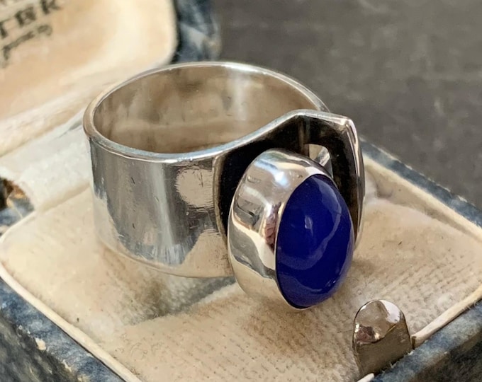 1970 modernist Danish silvrer ring. Elis Kauppi for Kupittaan Kulta. Ring size M size 6 (US). Blue agate gemstone bezel set in 925 silver